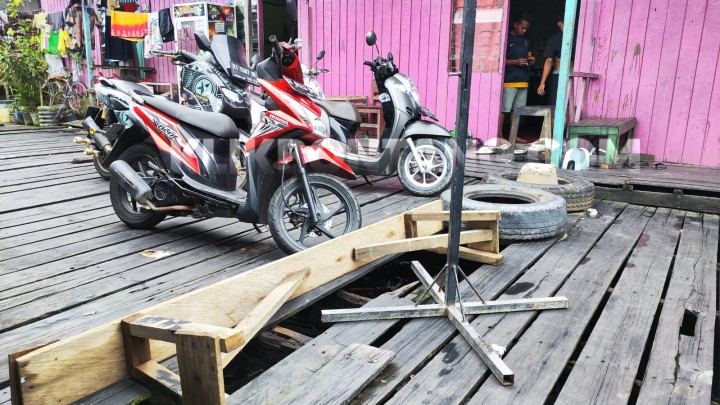 Jalanan Rusak di RT 26 Bontang Baru Ditutup Warga, Terakhir Diperbaiki 2003