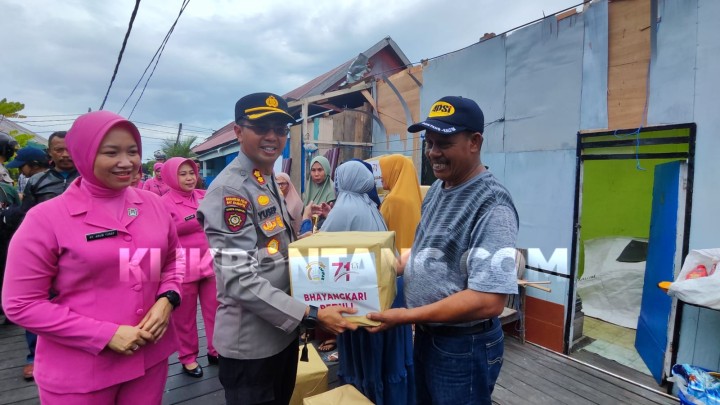 Polres Bontang Beri Bantuan Atap Seng bagi Korban Angin Puting Beliung di Loktuan