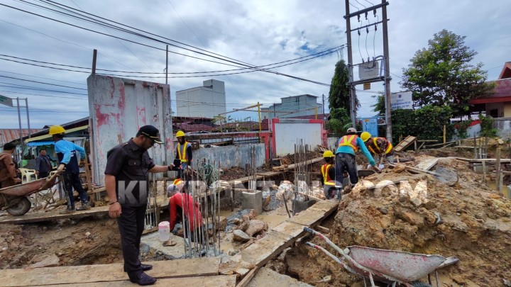 Progres Sudah 17 Persen, Komisi III Minta Bangunan Kantor Lurah Berebas Tengah Rampung Tepat Waktu