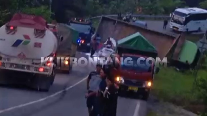 Tak Kuat Menanjak, Truk Terguling di Poros Bontang-Samarinda