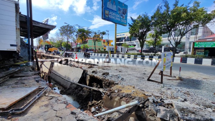 Bahu Jalan Ambruk karena Galian Drainase di Ahmad Yani, Dinas PUPR Bakal Evaluasi