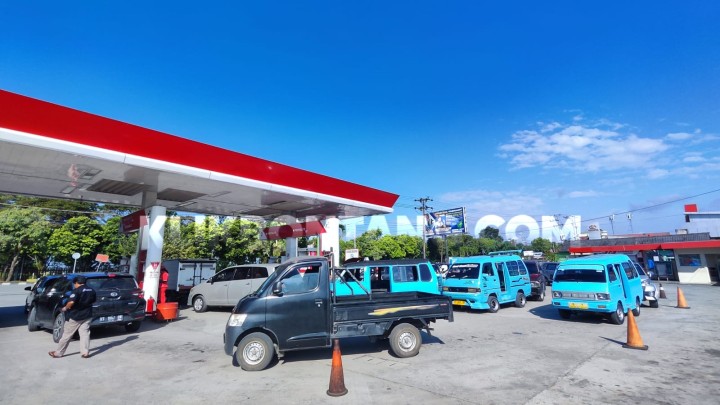 Butuh 30 Menit Beli Pertalite di SPBU Bontang, Antrean Panjang Tiap Hari