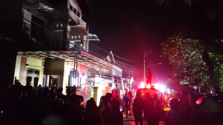 Kebakaran di Parikesit, Petugas Damkar Dobrak Pintu untuk Padamkan Api