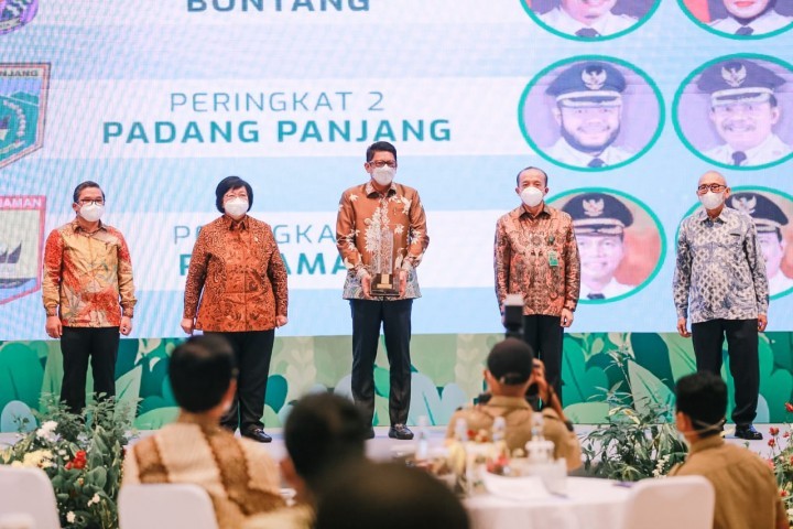 Terapkan Inovasi Pengelolaan Lingkungan Hidup, Pemkot Bontang Raih Green Leadership Nirwasita Tantra
