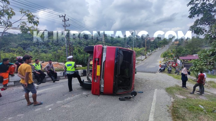 Terjadi Lagi ! Truk Terguling di Tanjakan RSUD Bontang, Lalu Lintas Dialihkan 1 Jalur