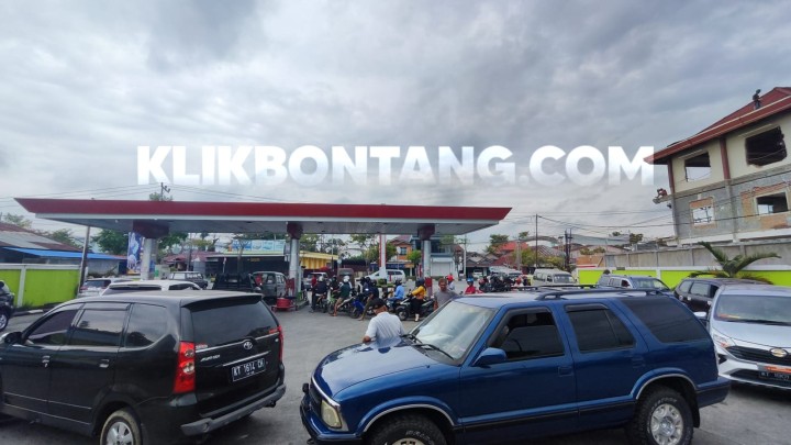 Antrean Panjang Urus Barcode Beli Pertalite di SPBU Tanjung Laut