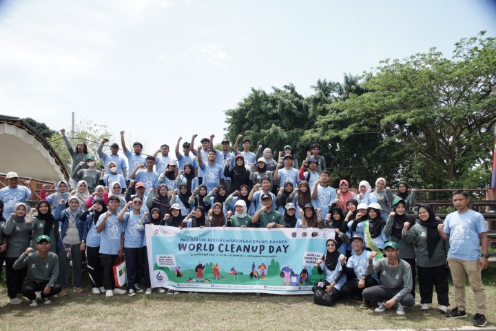 Badak LNG Tunjukkan Partisipasi dalam World Clean Up Day lewat Aksi “Saling Berbagi”
