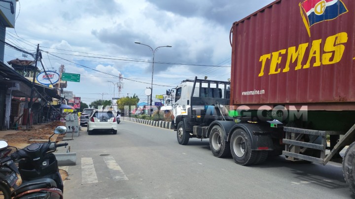 Bikin Macet dan Langgar Aturan, Truk Kontainer Melintas di Pusat Kota Bontang Siang Hari