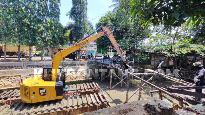 Jembatan Atletik Dibongkar karena Pengerukan Sungai, Warga Harap ada Perbaikan
