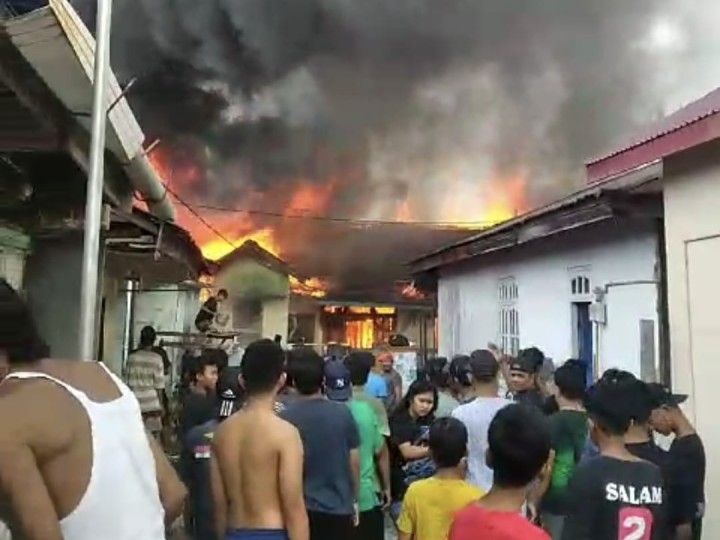 Pemukiman di Berbas Pantai Terbakar, Petugas Berjibaku Padamkan Api