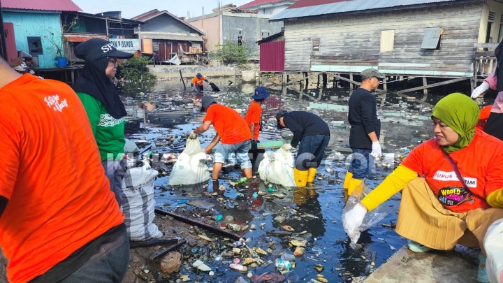Puncak WCD, Ratusan Warga Pungut Sampah di Tanjung Laut Indah