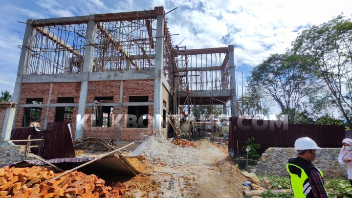 Sudah Tercover, Kontraktor Kantor Lurah Satimpo Mengaku Lupa Pasang Spanduk BPJS Ketenagakerjaan