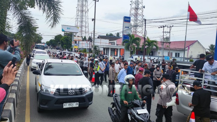 Aksi Massa di Depan Bank BRI Bontang, Akses Lalu Lintas Ditutup Setengah