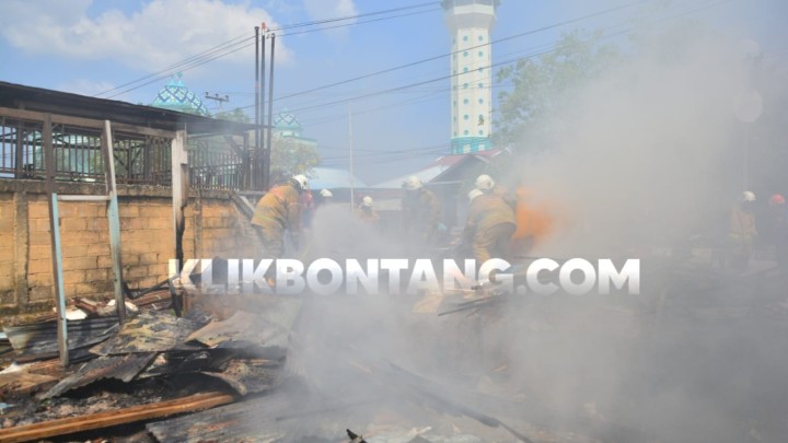 Tumpukan Kayu Toko Buah di Tanjung Laut Terbakar