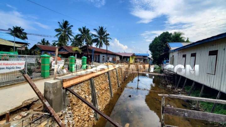 Belum Genap Sebulan Dikerjakan, Progres Pembangunan Turap Guntung Sudah 70 Persen