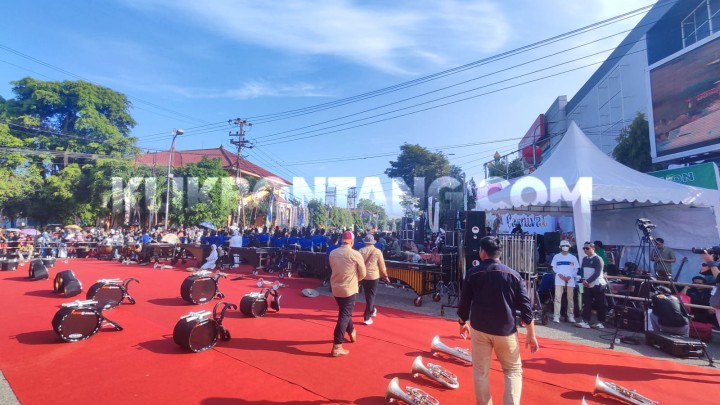 Molor karena Tunggu Walikota dan Rombongan, Penonton Soraki Acara Bontang City Carnival
