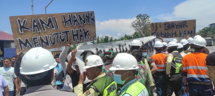 Warga Desa Bukit Harapan Gelar Aksi di Jalan Hauling PT Indexim Kutai Timur