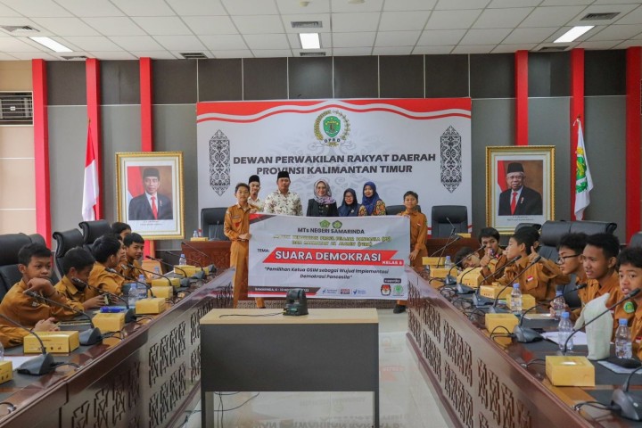 DPRD Kaltim Berikan Materi Motivasi Kepemimpinan Kepada Siswa-siswi MTs Negeri Samarinda 