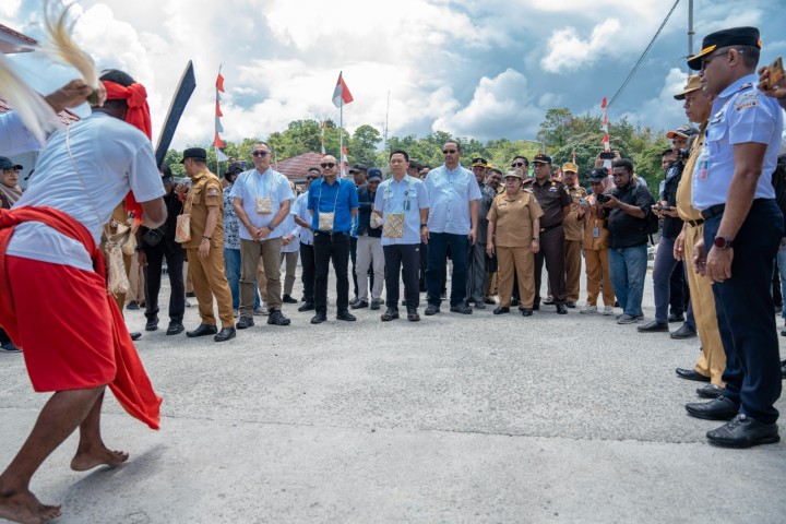 Gelar Prosesi Adat, Pupuk Kaltim Mohon Restu Masyarakat untuk Pembangunan Pabrik Pupuk Papua Barat