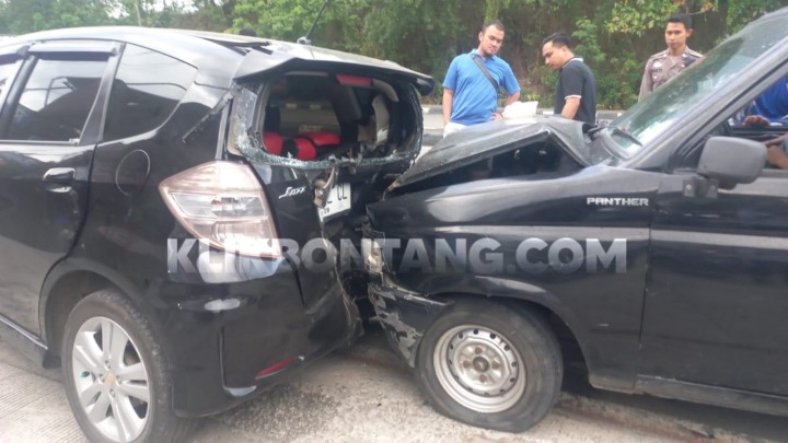 Hilang Kendali Mobil Pick Up Seruduk 3 Kendaraan Parkir