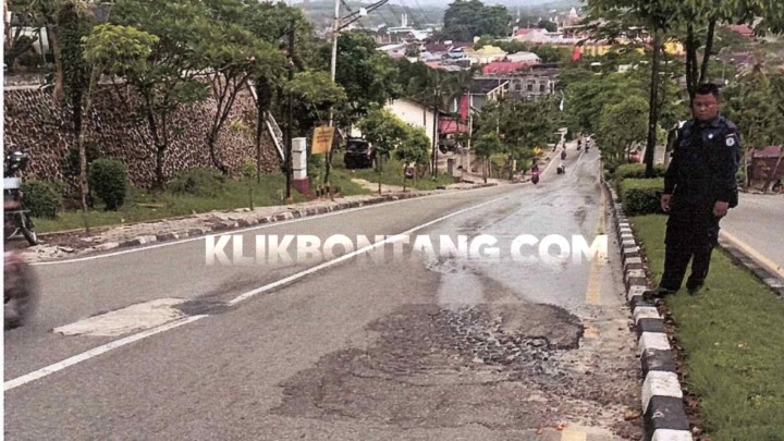 Jalanan Licin karena Pipa Air PDAM Bocor, Pengendara Diminta Hati-hati