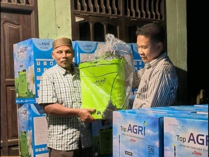 Ketua DPRD Kutim Serahkan Bantuan Alat Semprot ke Petani