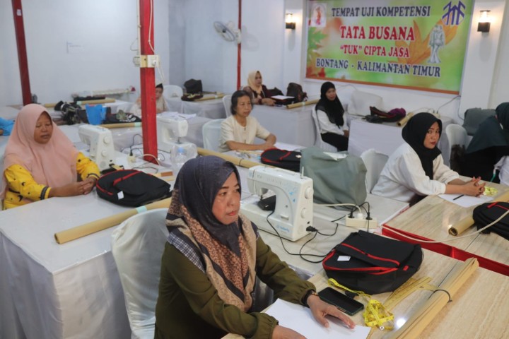 LPK Cipta Jasa Mandiri Gelar Pelatihan Menjahit dan Membatik
