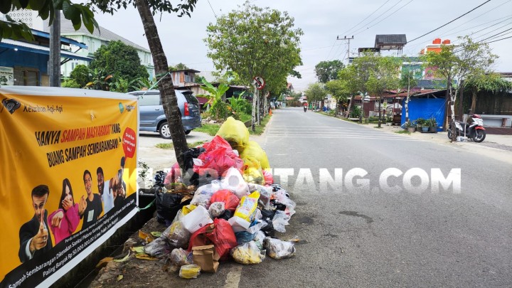 Sudah Sepekan Muncul Tempat Sampah Dadakan di Jalan Pattimura