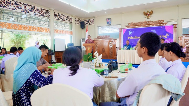 Banyak Manfaat, Bupati Ardiansyah Dukung Pelatihan Publik Speaking  Osis Smansatara