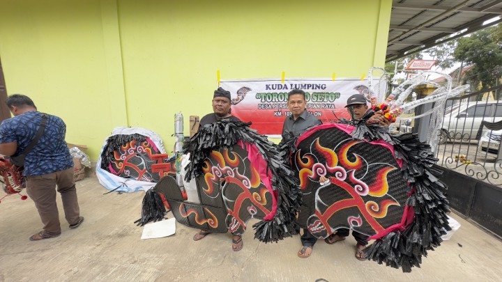 Bukti Keseriusan Dukunga Seni Budaya, Joni Salurkan Bantuan ke Kelompok Kuda Lumping