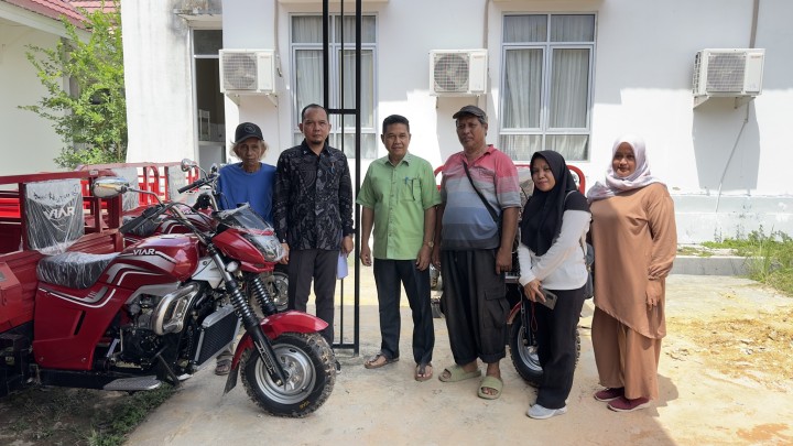 Ketua DPRD Kutim Wujudkan Aspirasi Warga Singa Geweh lewat Program Bantuan Motor 3 Roda