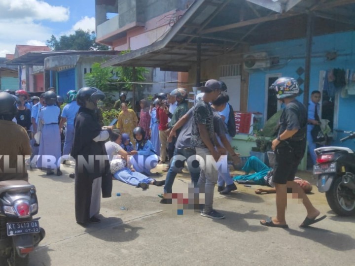Tabrakan! Siswi SMK 2 Bontang dan Tukang Galon Terkapar di Jalan, Kepala Bercucuran Darah