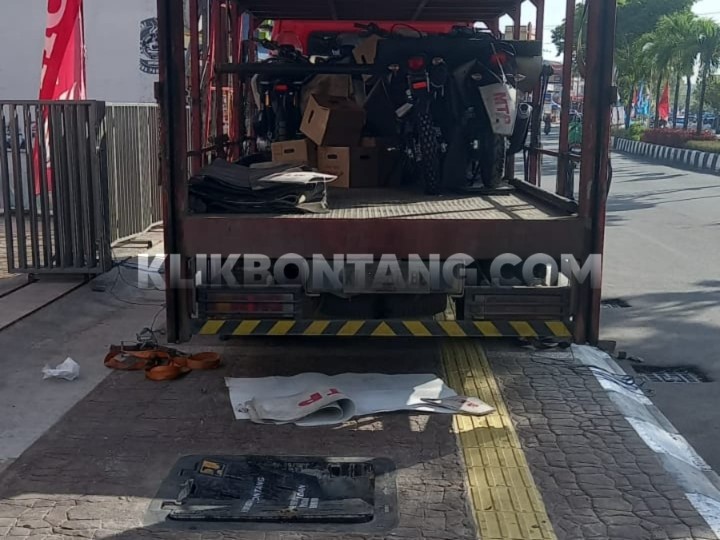 Baru Diganti, Plat Besi Penutup Parit Trotoar Ahmad Yani Rusak Lagi