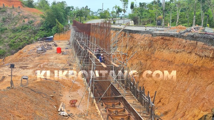 Proyek Longsoran Jalan Ir Soekarno - Hatta Urung Selesai, Kontraktor Jual Alat Berat