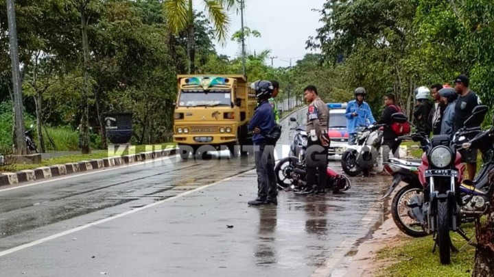 Pemotor Tabrak Truk Parkir di Jalan Ir Soekarno - Hatta, Alami Luka Berat