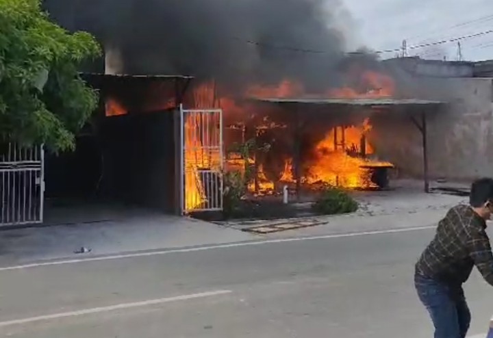 Ruko di Jalan Tenis Terbakar
