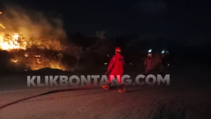 Kebakaran Lahan Dekat Pemukiman di Bontang Lestari, 1 Jam Petugas Berjibaku Padamkan Api