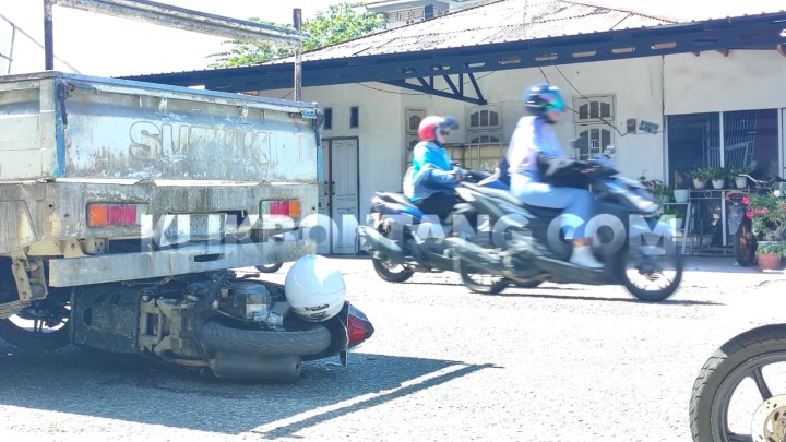 Tabrak Lalu Terperosok ke Bawah Mobil di Bukit Indah, Pemotor Dilarikan ke RS