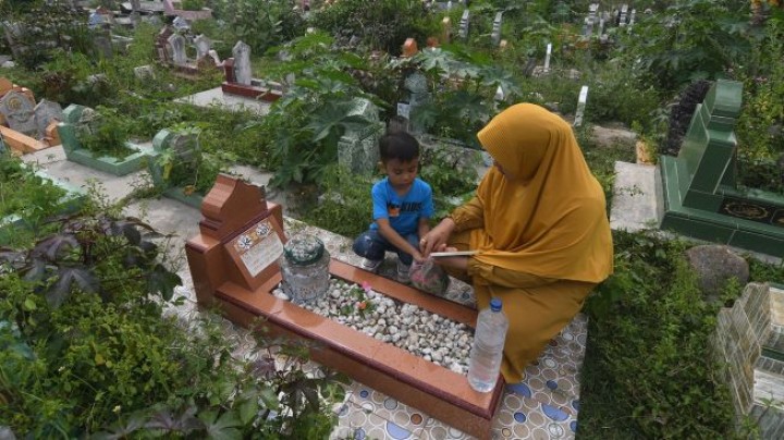 Tata Cara dan Doa Ziarah Kubur Jelang Ramadhan