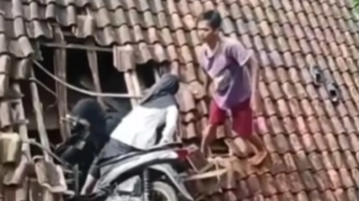 Viral! Dua Pemotor Wanita Kecelakaan hingga Tembus Atap Rumah, Ini Videonya