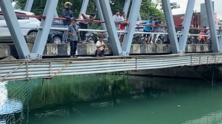 Langka! Sungai Karang Mumus Samarinda Berwarna Hijau dan Ikan Patin Bermunculan