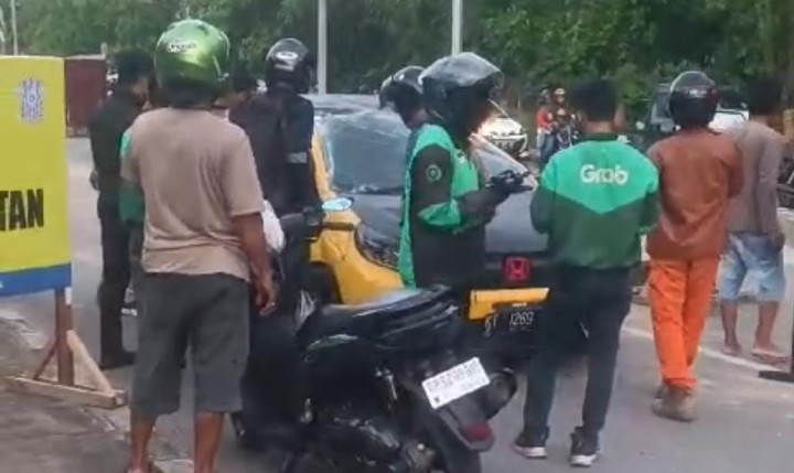 Tabrak Trotoar Dekat Proyek Perbaikan Jalan Cipto Mangukusumo, Brio Kuning Terbalik