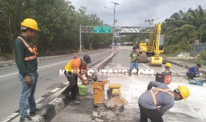 Usai Disemprit Wali Kota; Dinas PUPR Turunkan THL Bongkar Jalanan Amblas, Tender Masih Berjalan