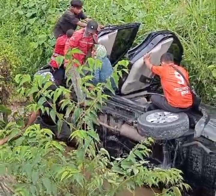 Mobil Ditumpangi 4 Pegawai Kemenag Bontang Tergelincir hingga Terbalik di Poros Bontang-Samarinda