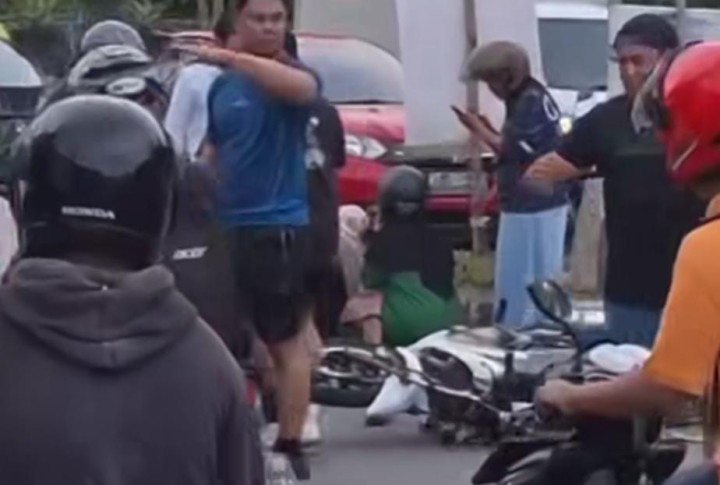 Motor Lawan Arah 'Adu Banteng' di Jalan Bhayangkara, Pengendara Dilarikan ke Rumah Sakit