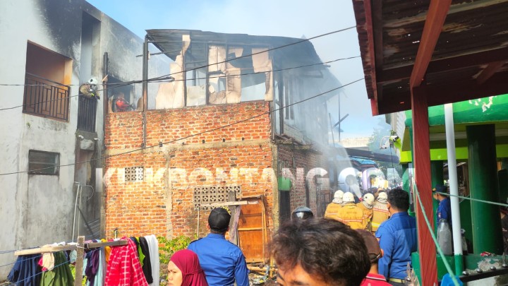 Rumah Tingkat 2 di Rawa Indah Dilalap Api, Coba Evakuasi Motor Tangan Warga Melepuh