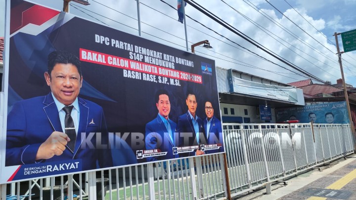 Spanduk Basri Pakai Jas Demokrat Dipajang di Kantor DPC Bontang, Resmi Pindah dari PKB?