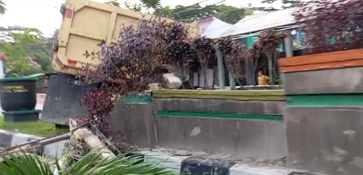 Tak Kuat Menanjak Truk Tabrak Median Jalan di Simpang RSUD Bontang