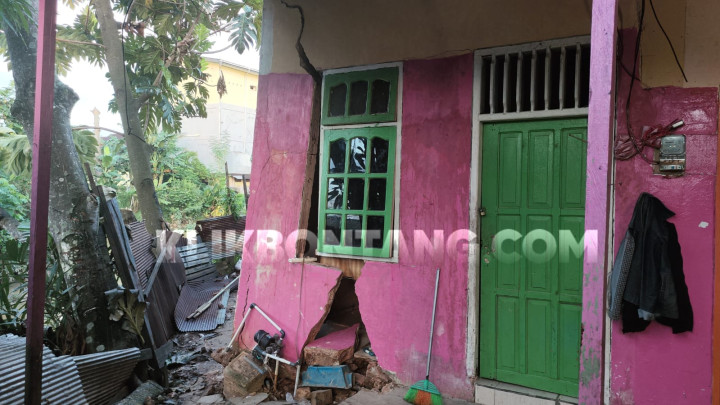 Bibir Sungai Longsor, Rumah Warga di RT 34 Api-Api Nyaris Ambrol