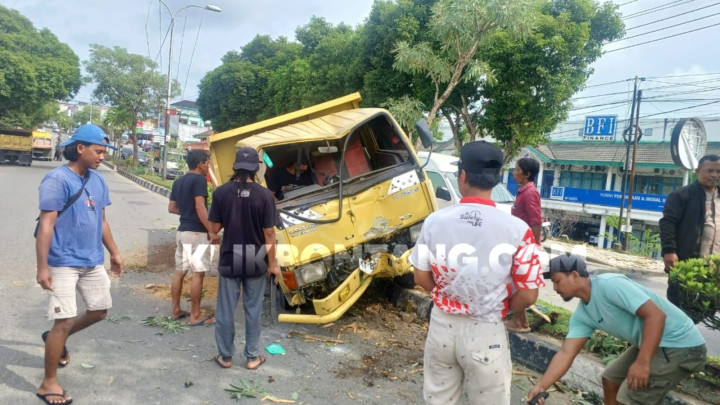 Hindari Pengendara, Sopir Truk Banting Stir Hantam Median Jalan di Kilo 6